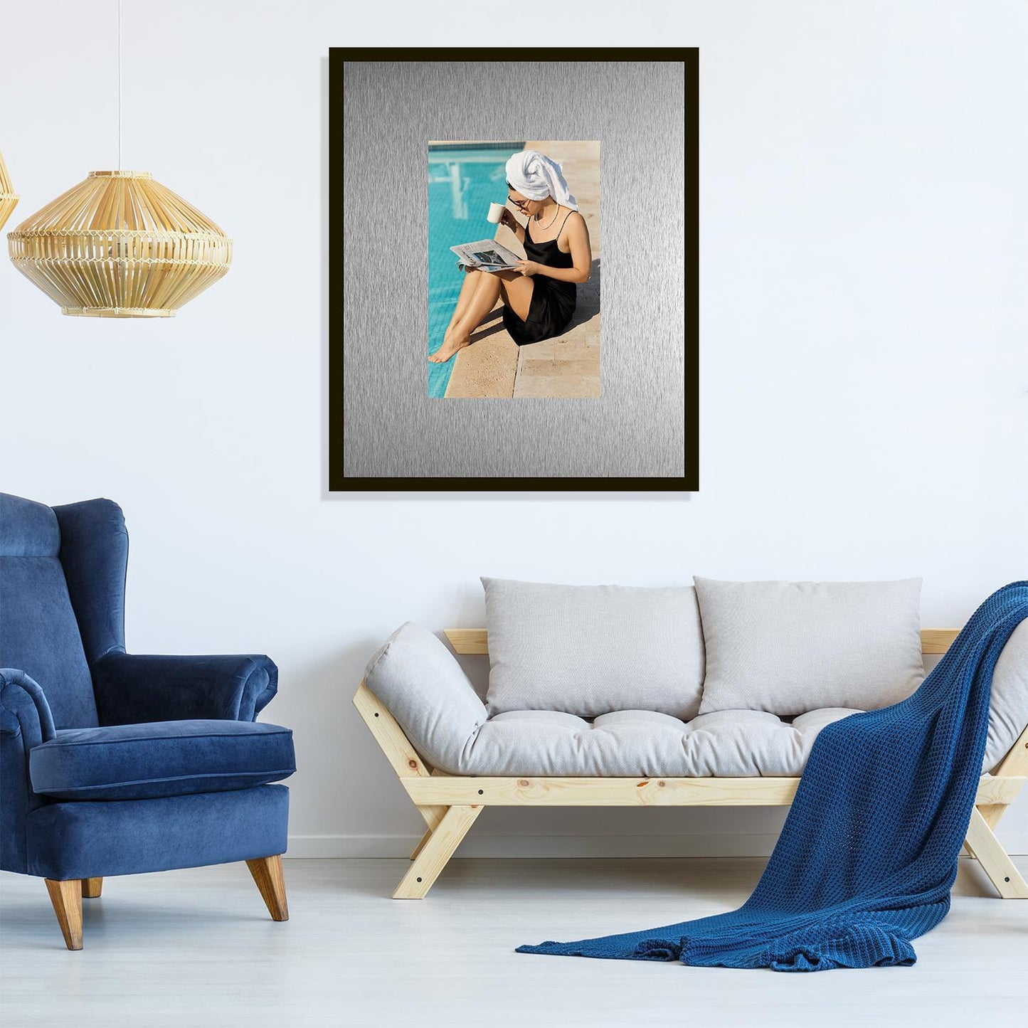 Rahmenbild mit Alupassepartout - Reading woman at the pool