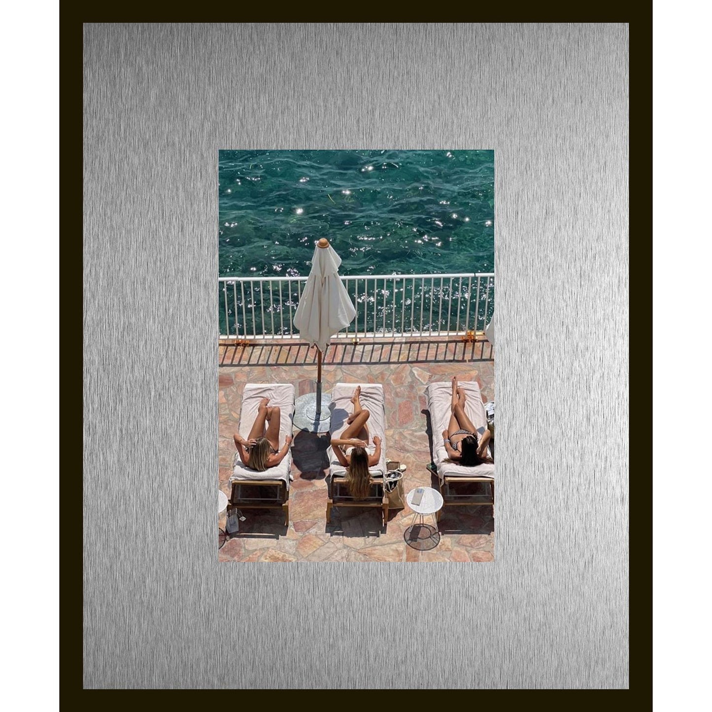 Rahmenbild mit Alupassepartout - Three Women Sunbathing