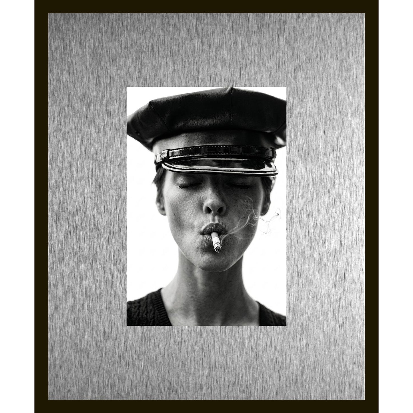 Rahmenbild mit Alupassepartout - Retro Woman Smoking