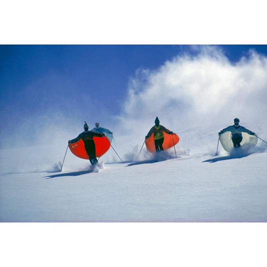 Slim Aarons - Caped Skiers